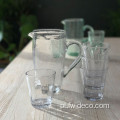 Zielone szklane szklanki z dzbanem do picia
